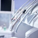 Dinte care își schimbă culoarea: diferența dintre traumă, nerv afectat și carie profundă