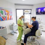 Gingie tăiată de o lucrare dentară: când marginea coroanei sau punții irită țesutul gingival